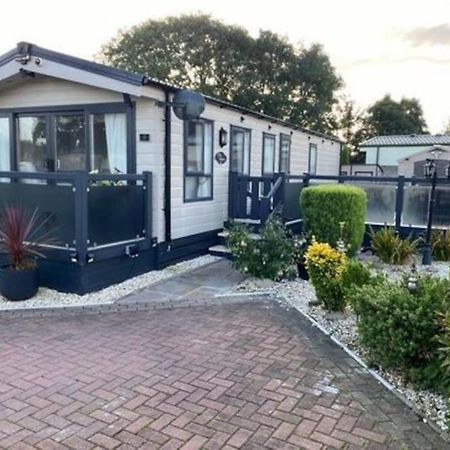 2 Bed, 2 Bath Lodge Style Caravan With Hot Tub & Private Garden At Patrington Haven Leisure Park Exterior photo