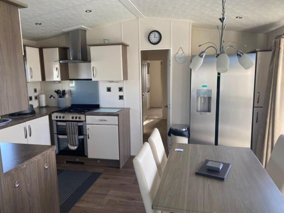 2 Bed, 2 Bath Lodge Style Caravan With Hot Tub & Private Garden At Patrington Haven Leisure Park Exterior photo