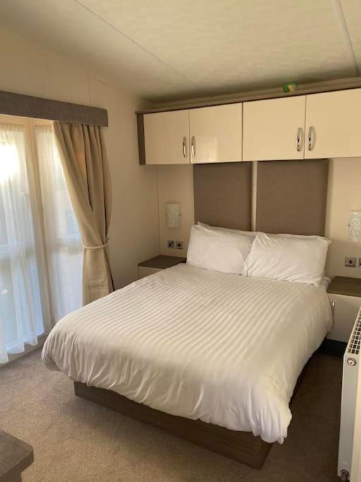 2 Bed, 2 Bath Lodge Style Caravan With Hot Tub & Private Garden At Patrington Haven Leisure Park Exterior photo