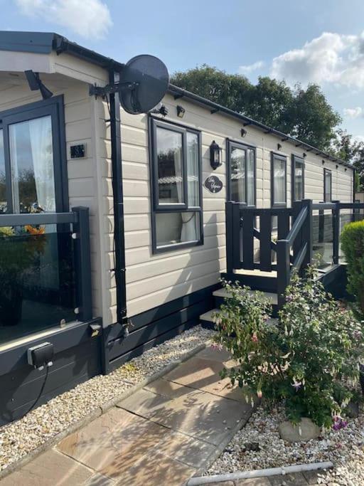 2 Bed, 2 Bath Lodge Style Caravan With Hot Tub & Private Garden At Patrington Haven Leisure Park Exterior photo
