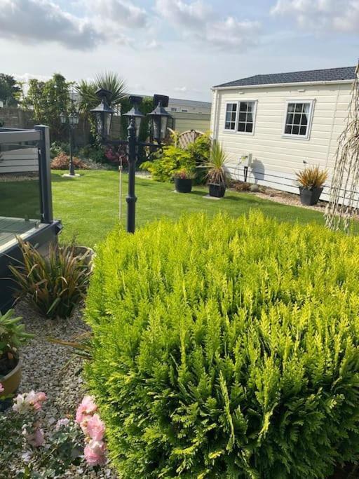 2 Bed, 2 Bath Lodge Style Caravan With Hot Tub & Private Garden At Patrington Haven Leisure Park Exterior photo
