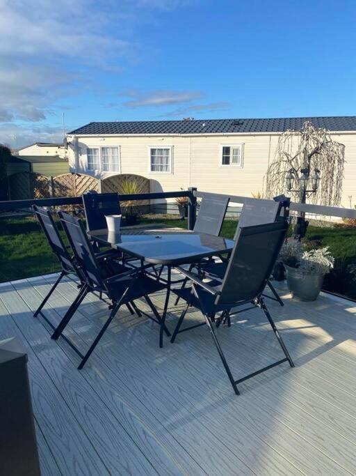 2 Bed, 2 Bath Lodge Style Caravan With Hot Tub & Private Garden At Patrington Haven Leisure Park Exterior photo