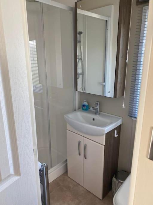 2 Bed, 2 Bath Lodge Style Caravan With Hot Tub & Private Garden At Patrington Haven Leisure Park Exterior photo