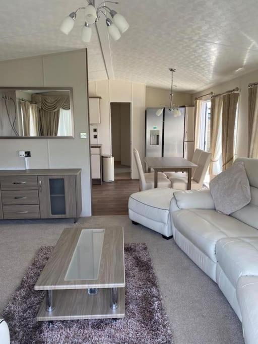 2 Bed, 2 Bath Lodge Style Caravan With Hot Tub & Private Garden At Patrington Haven Leisure Park Exterior photo