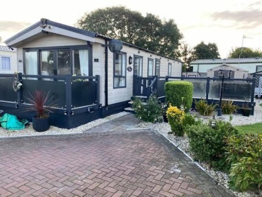 2 Bed, 2 Bath Lodge Style Caravan With Hot Tub & Private Garden At Patrington Haven Leisure Park Exterior photo